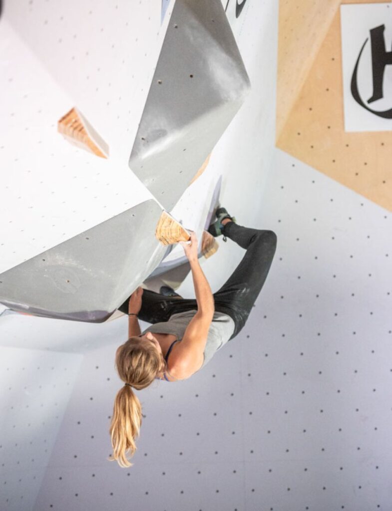 femme qui fait de l'escalade de bloc
