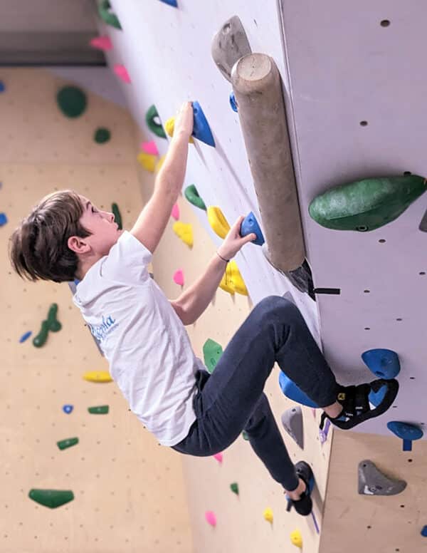 Jeunes garçon faisant de l'escalade