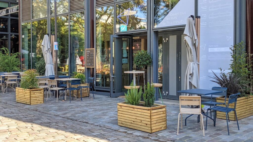 Reprendre le sport à Paris : grimpeur débutant sur un bloc au Triangle