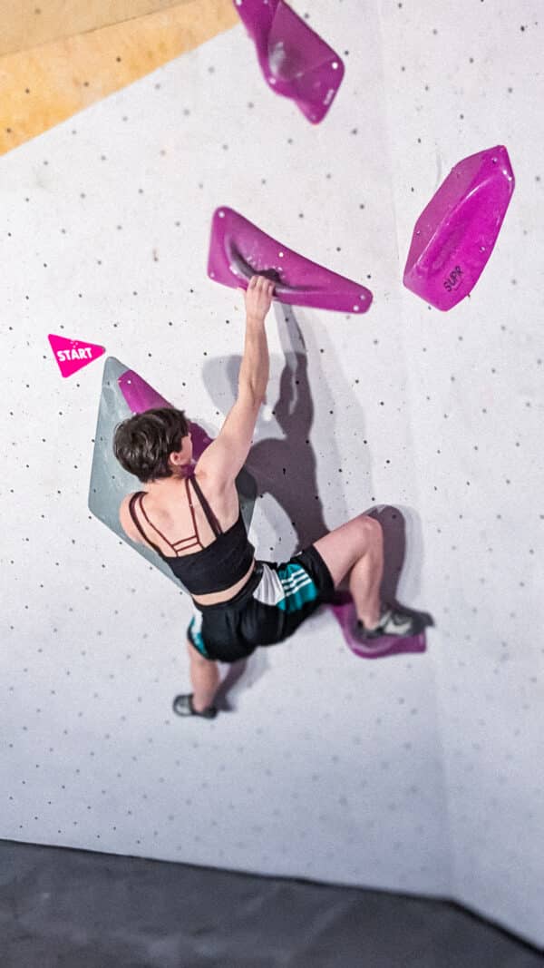 grimpeuse au triangle