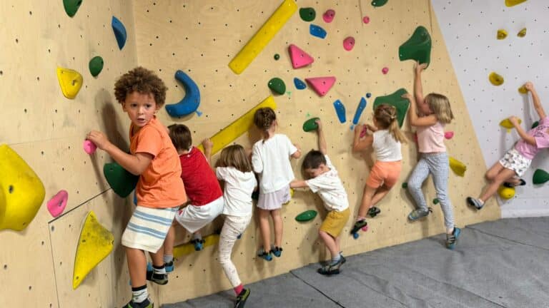 Un groupe d’enfants grimpe ensemble au Triangle