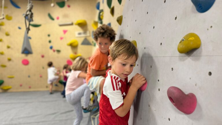 Les enfants découvrent l’escalade au Triangle
