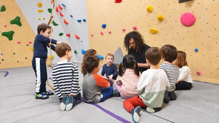 Les enfants réunis autour de leur moniteur au Triangle